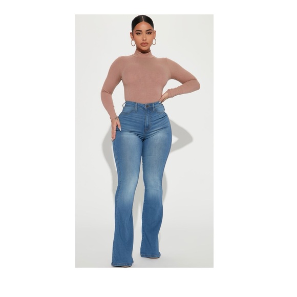 Fashion Nova Blue Light Wash Denim Flared Leg Fitted Women’s Jeans Size 5 - Picture 1 of 2